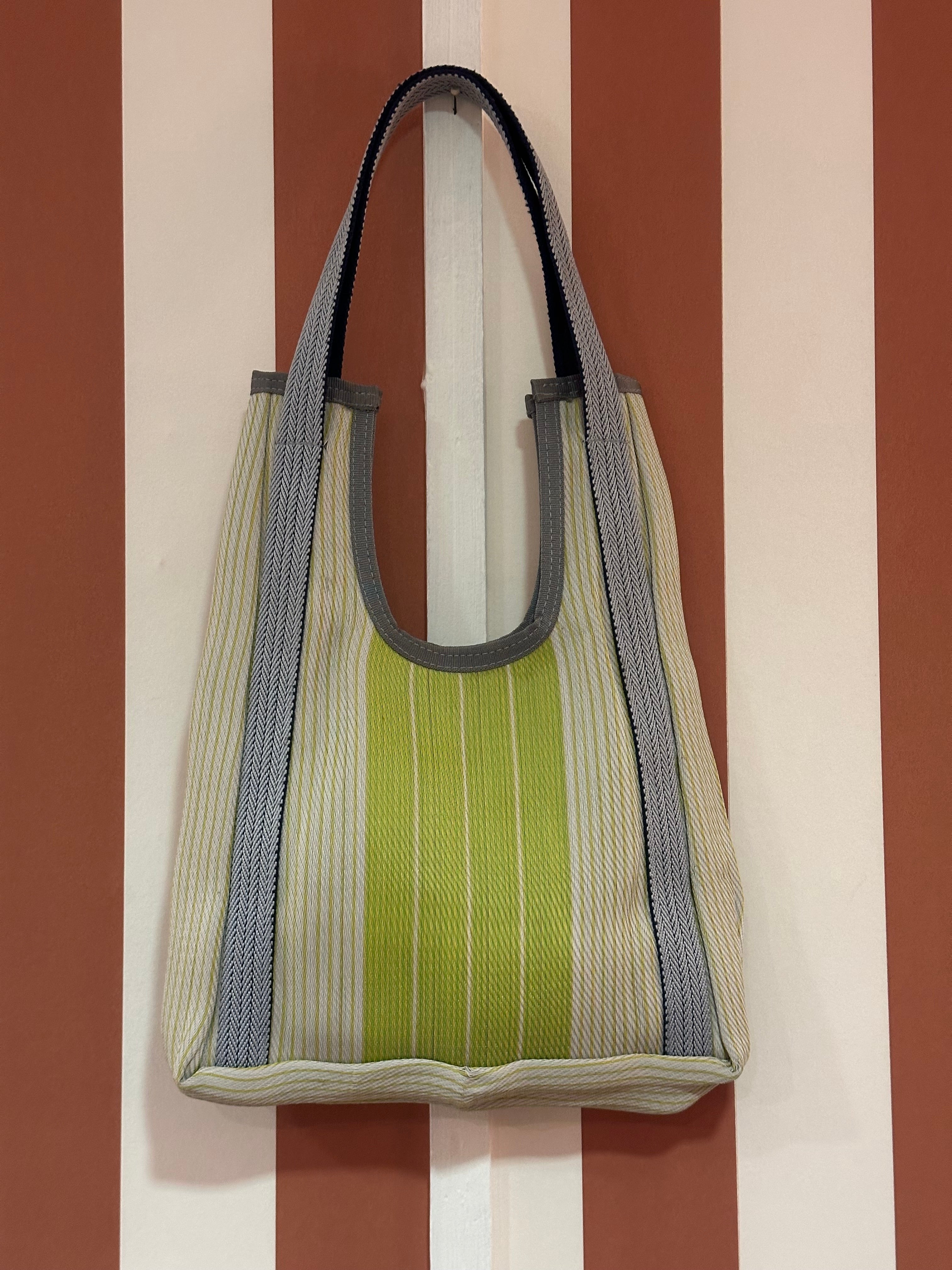Sac à rayures porté épaule pièce unique