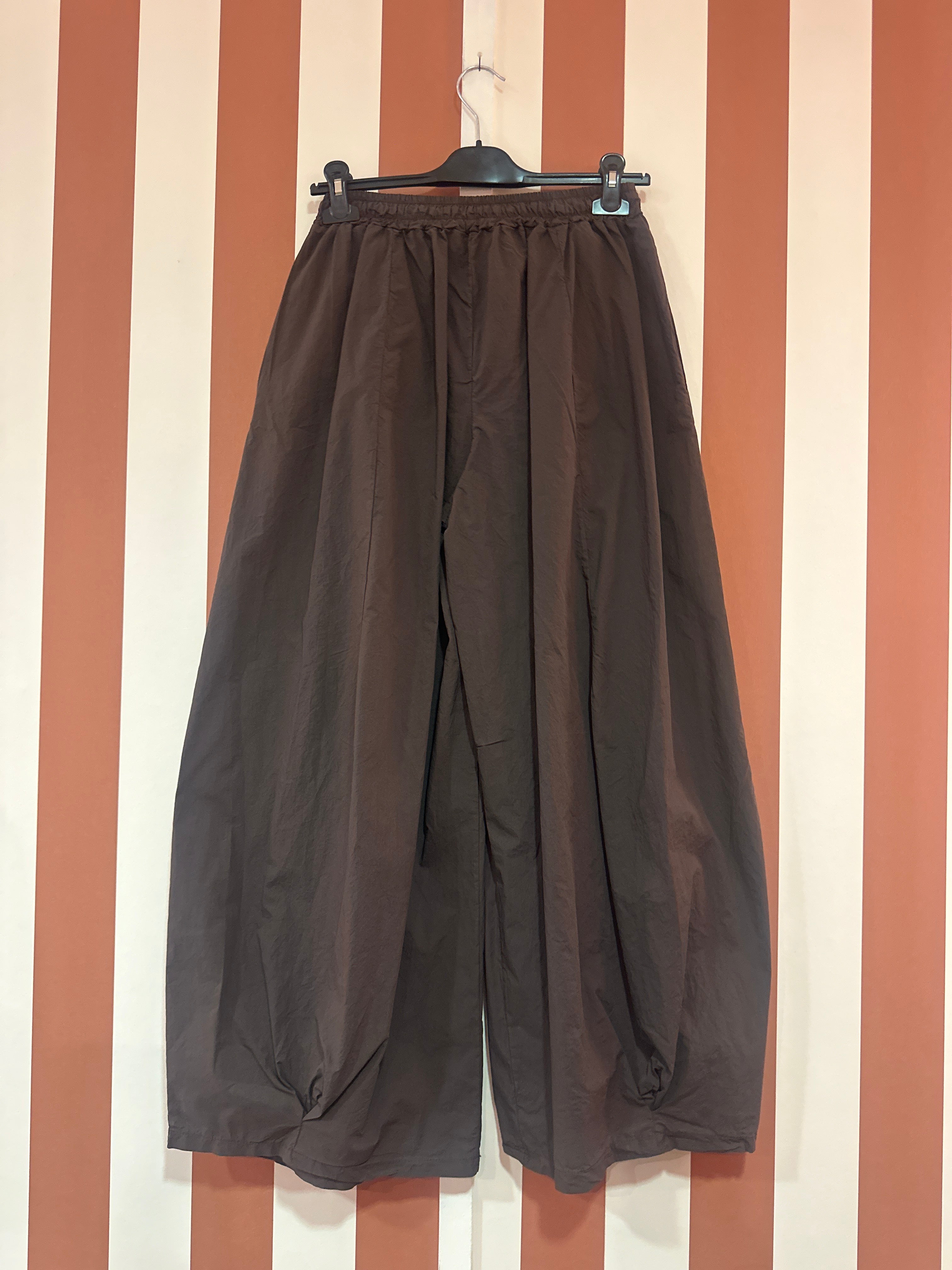 Pantalon Sergio en toile de coton moka forme large
