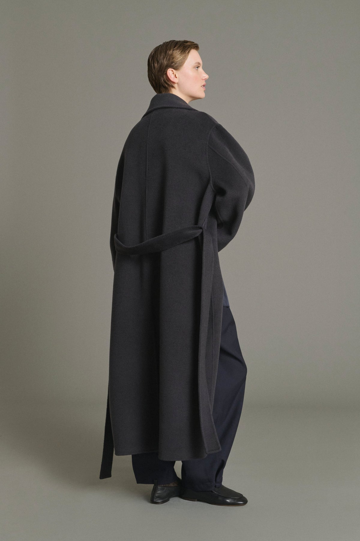 Manteau ceinturé à col haut en cachemire et laine double face Soeur