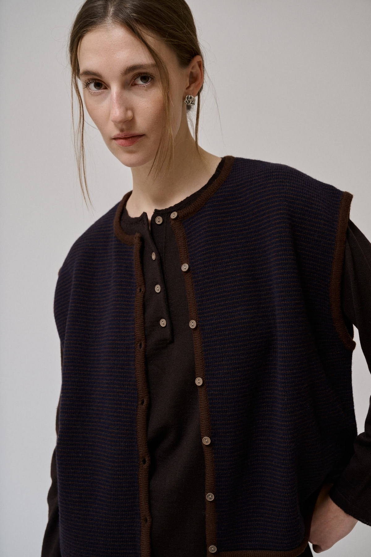 Gilet en laine mérinos tricoté Aya Anne-Mi