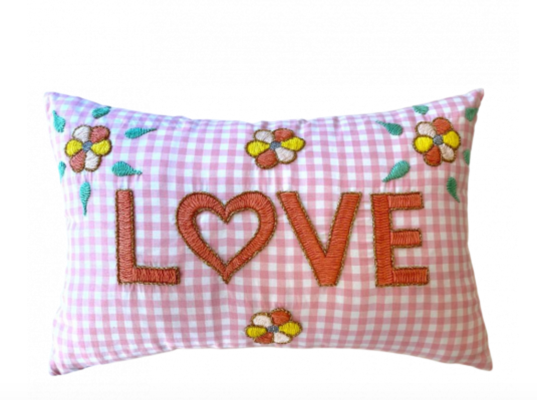 Mini coussin brodé à la main LOVE