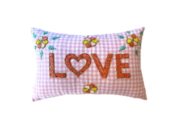 Mini coussin brodé à la main LOVE