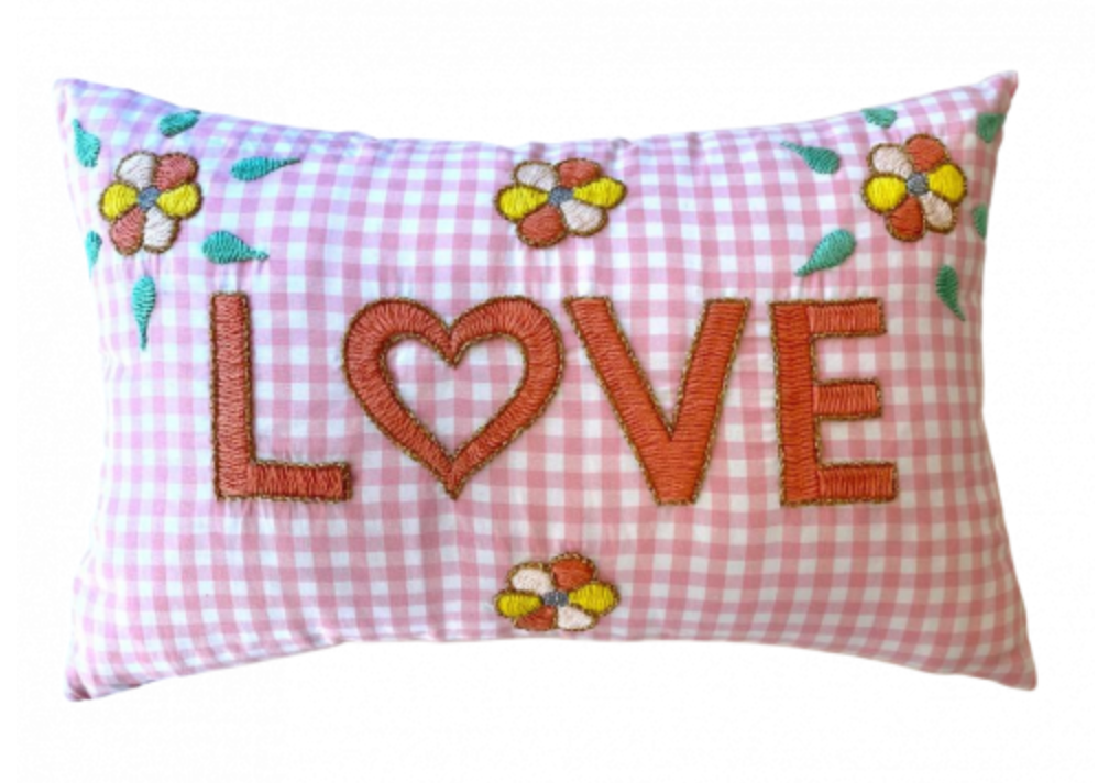 Mini coussin brodé à la main LOVE
