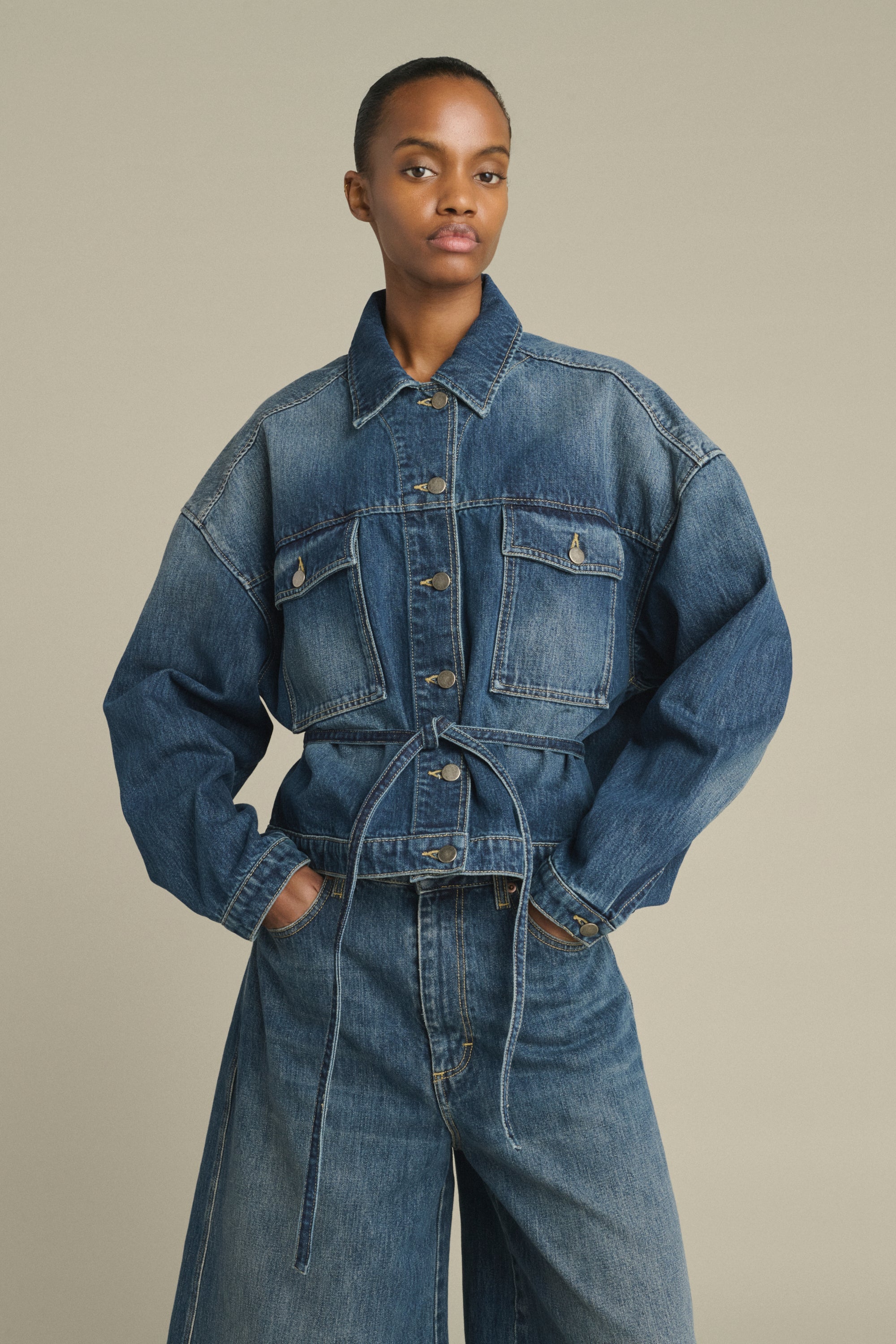 Blouson en denim ceinturé LYS Sœur