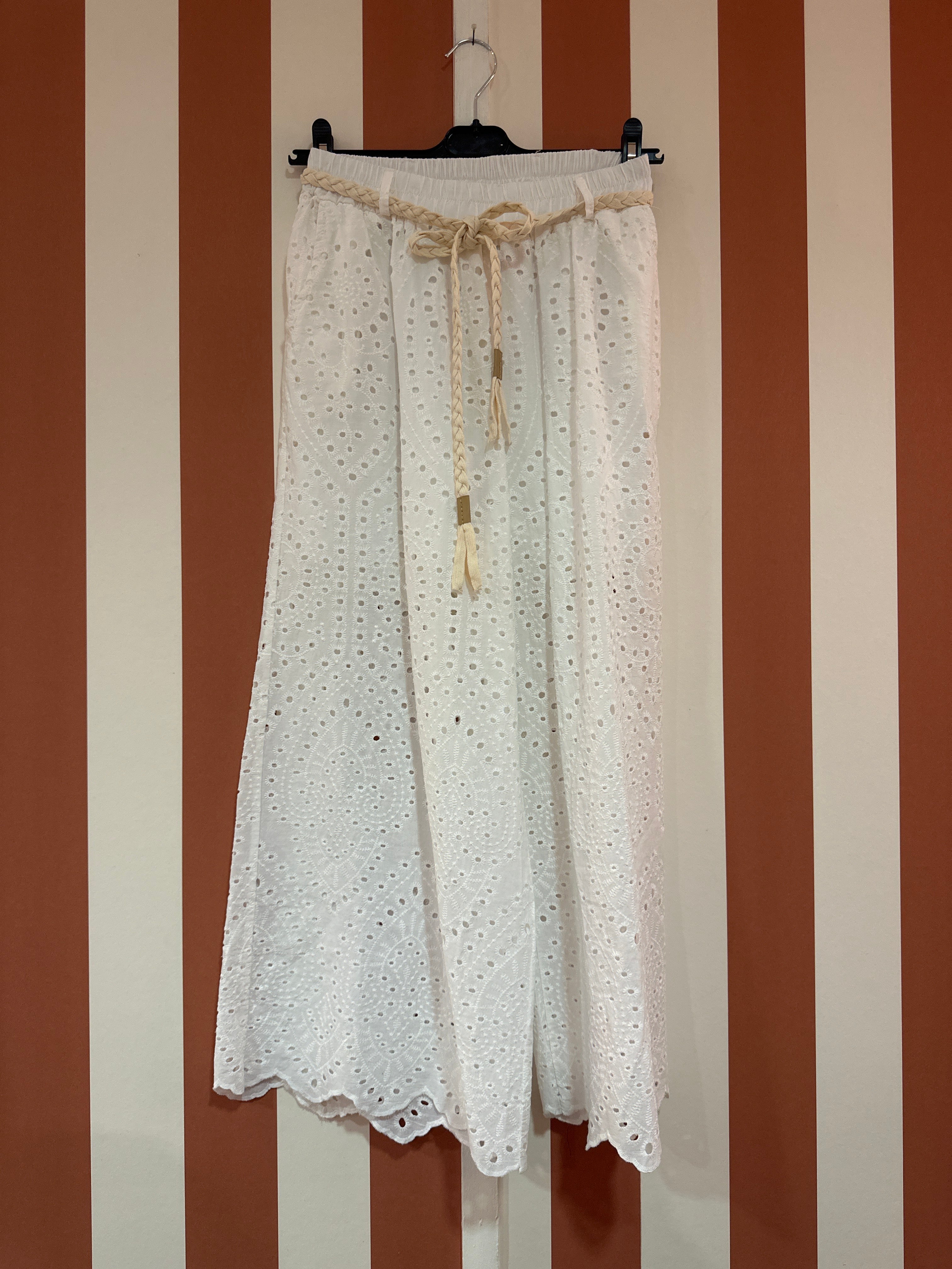 Pantalon Izïa en broderie anglaise blanche