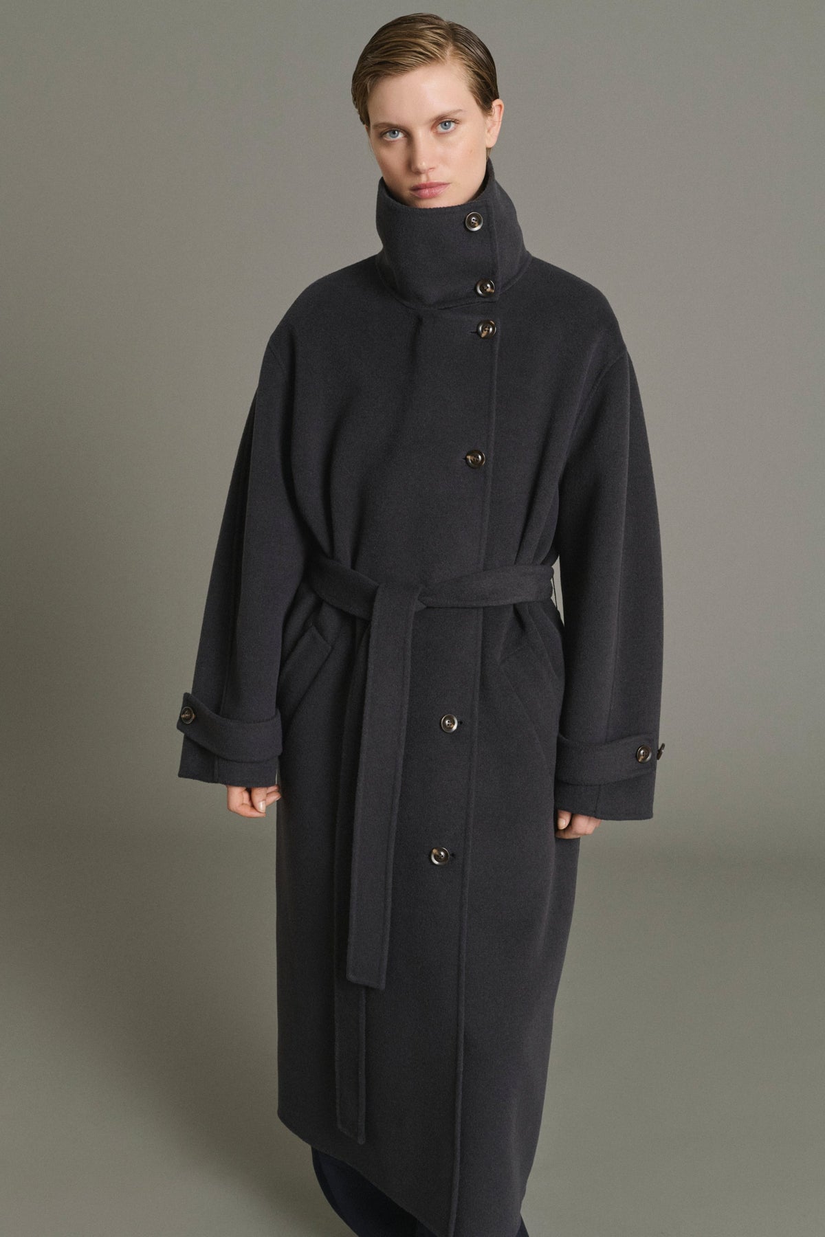 Manteau ceinturé à col haut en cachemire et laine double face Soeur