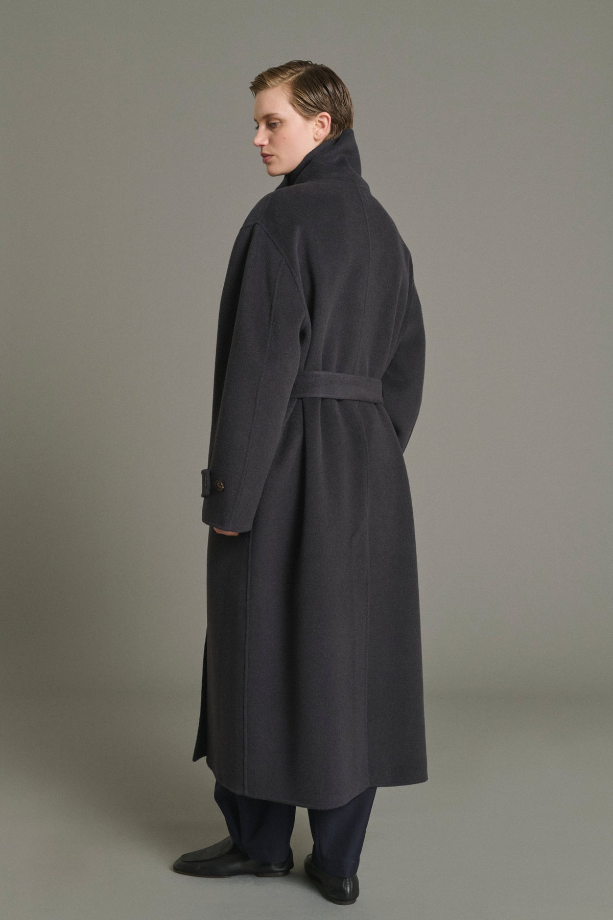 Manteau ceinturé à col haut en cachemire et laine double face Soeur