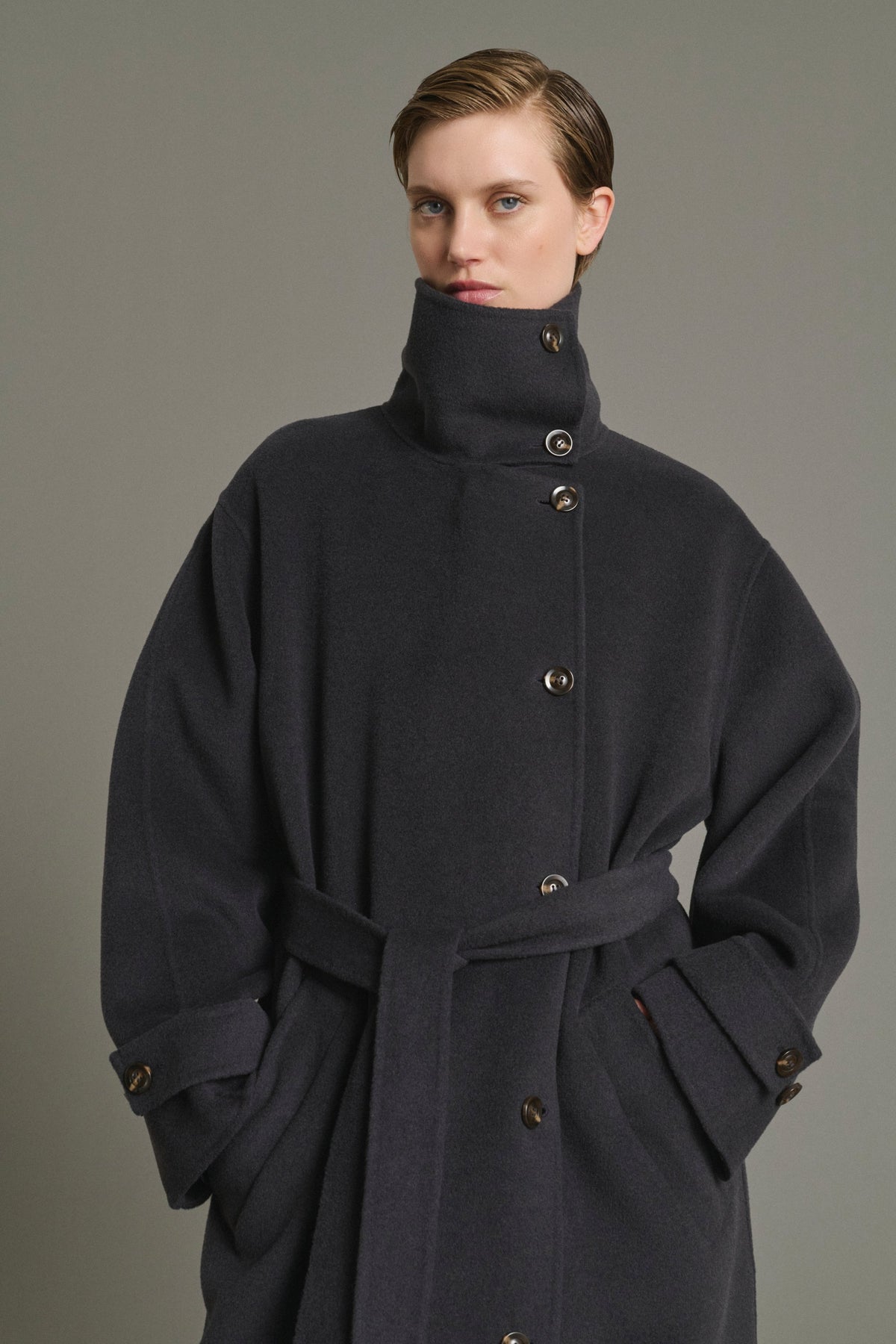 Manteau ceinturé à col haut en cachemire et laine double face Soeur