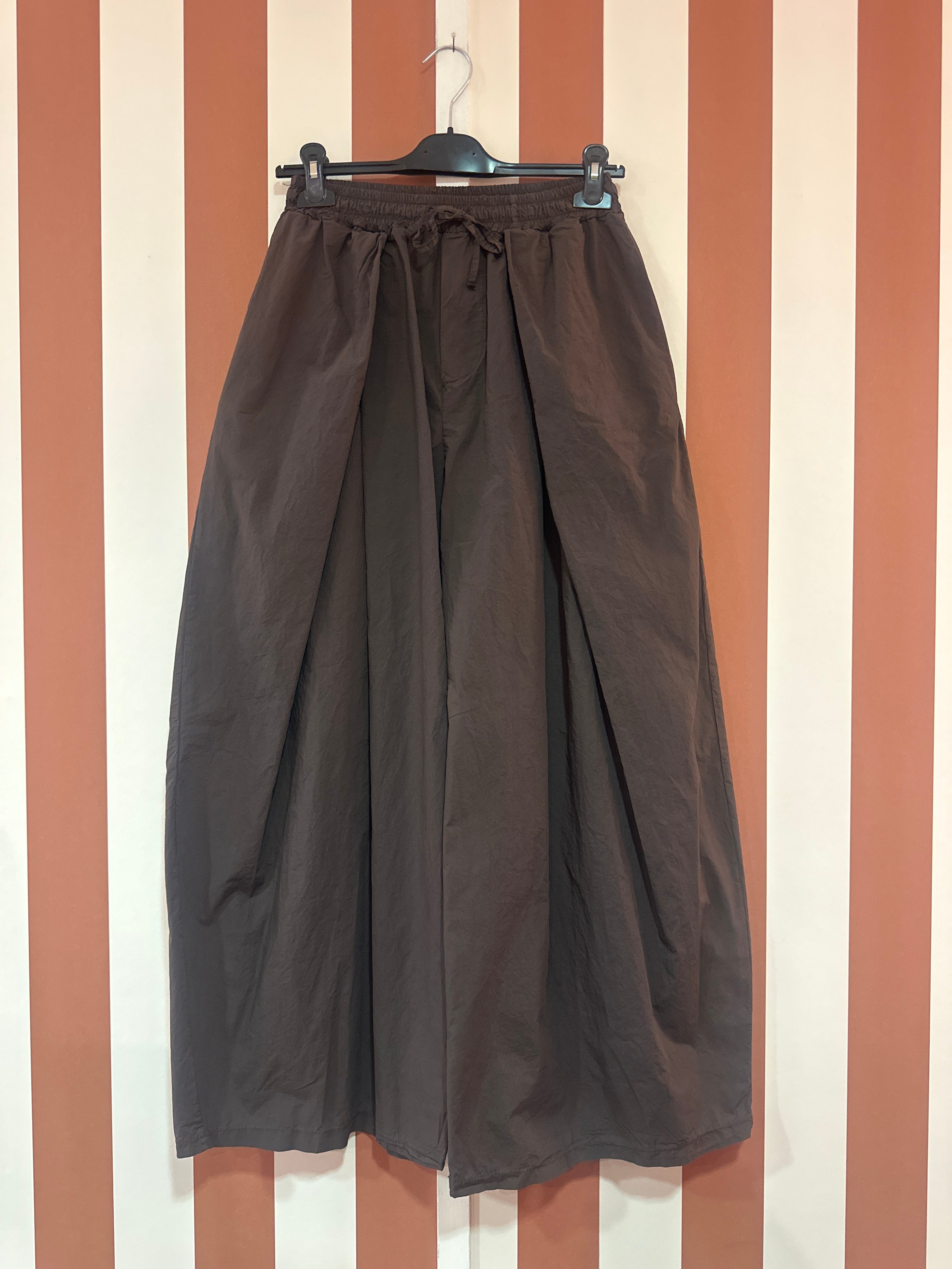 Pantalon Sergio en toile de coton moka forme large