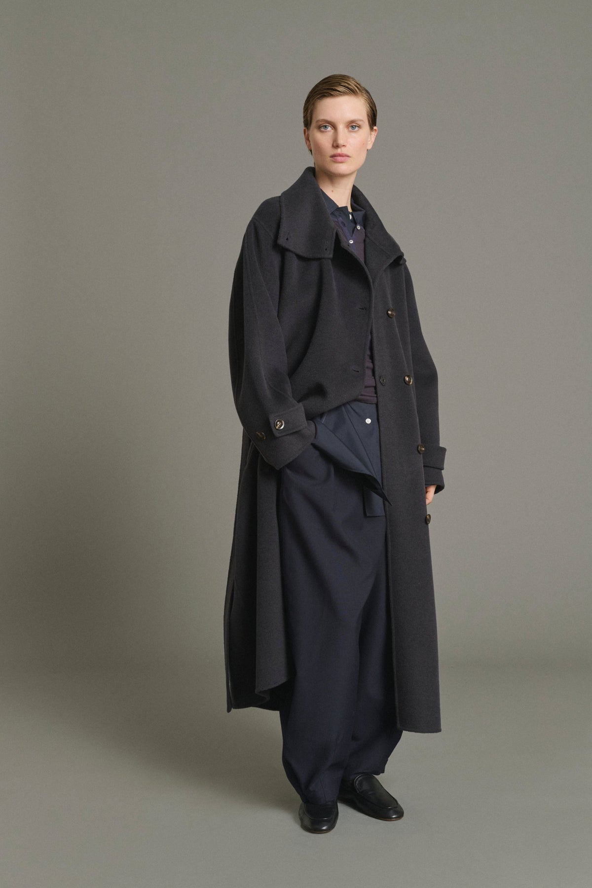 Manteau ceinturé à col haut en cachemire et laine double face Soeur