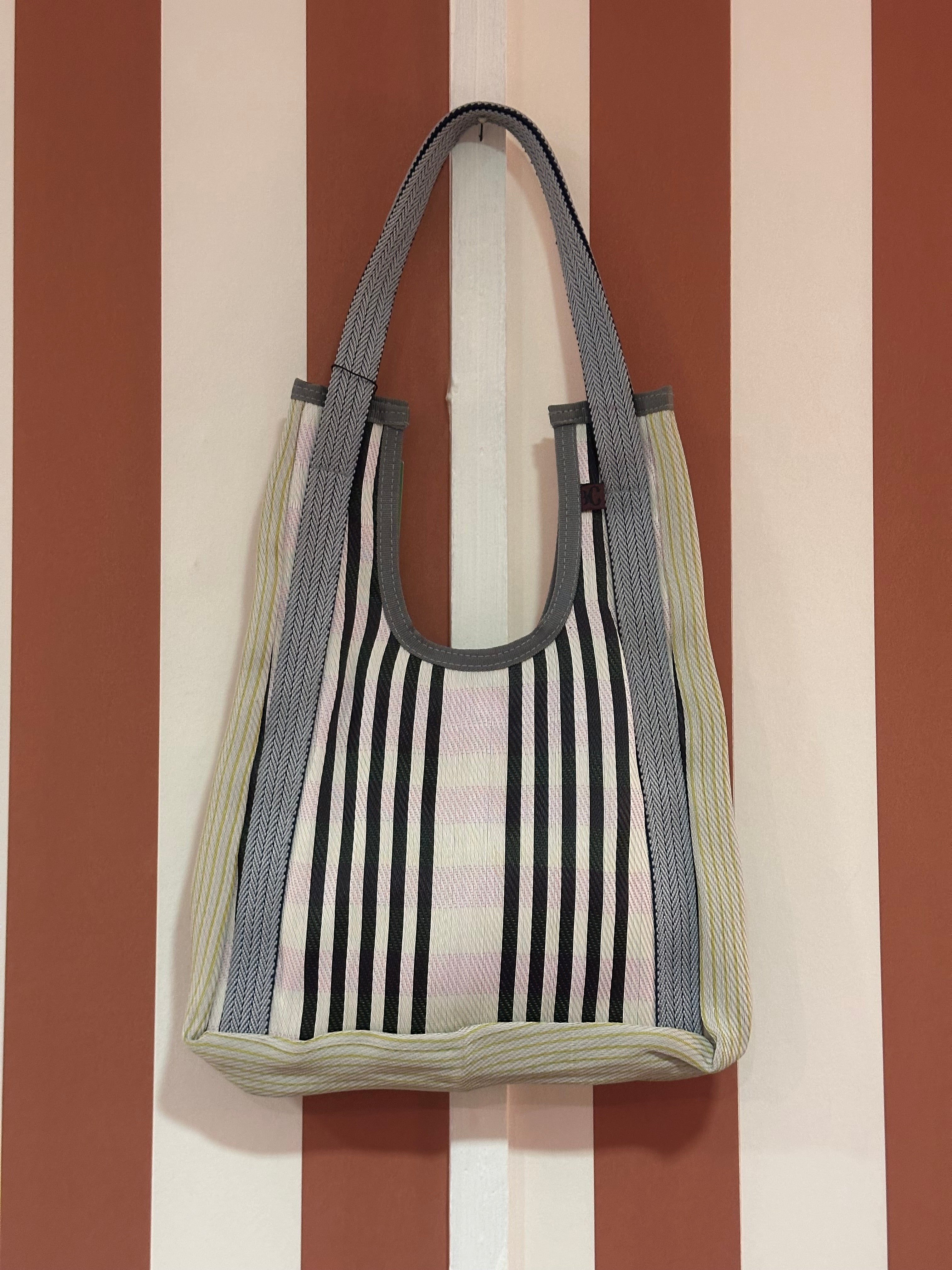 Sac à rayures porté épaule pièce unique