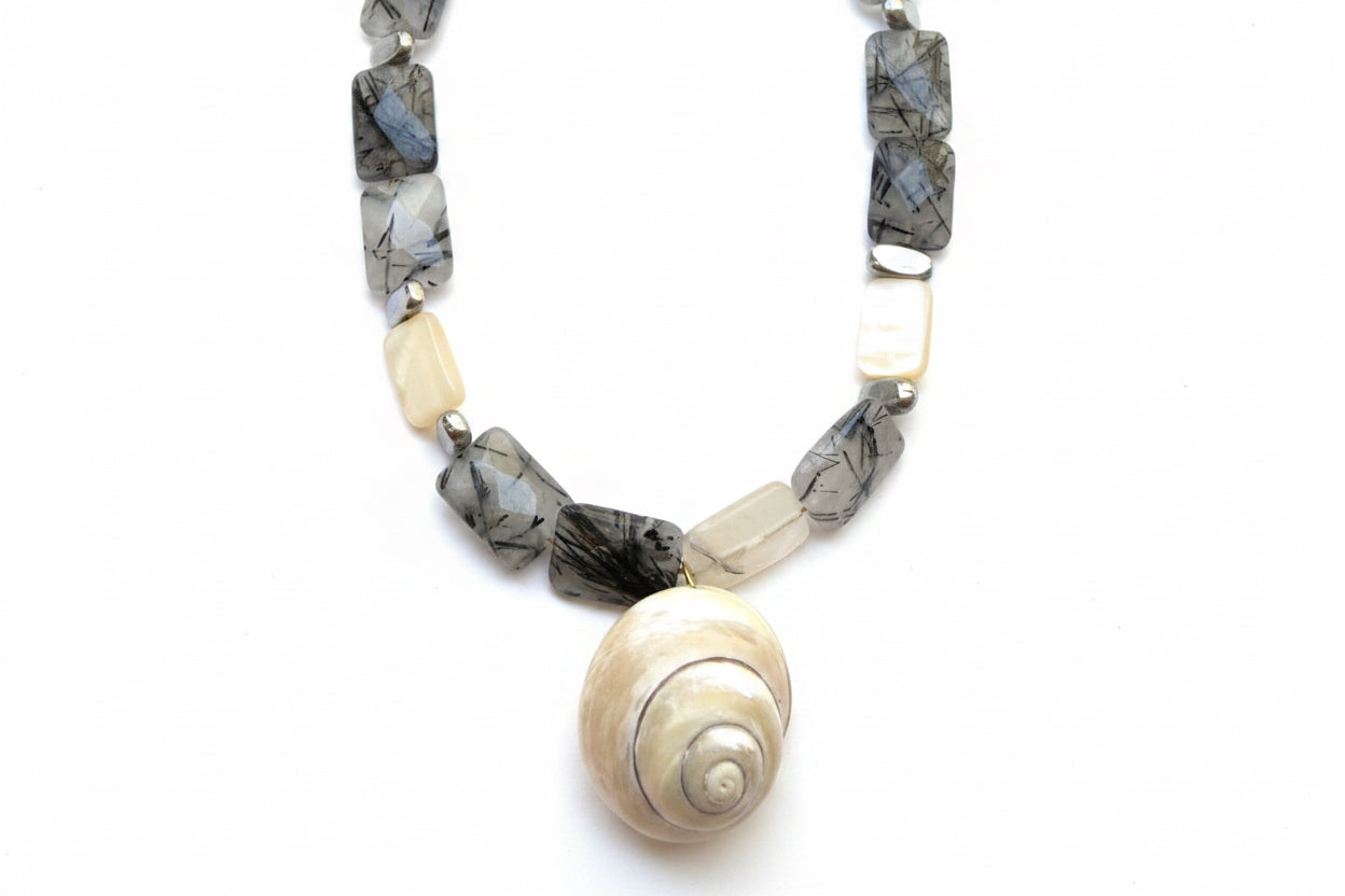 Collier quartz et coquillage Mystico