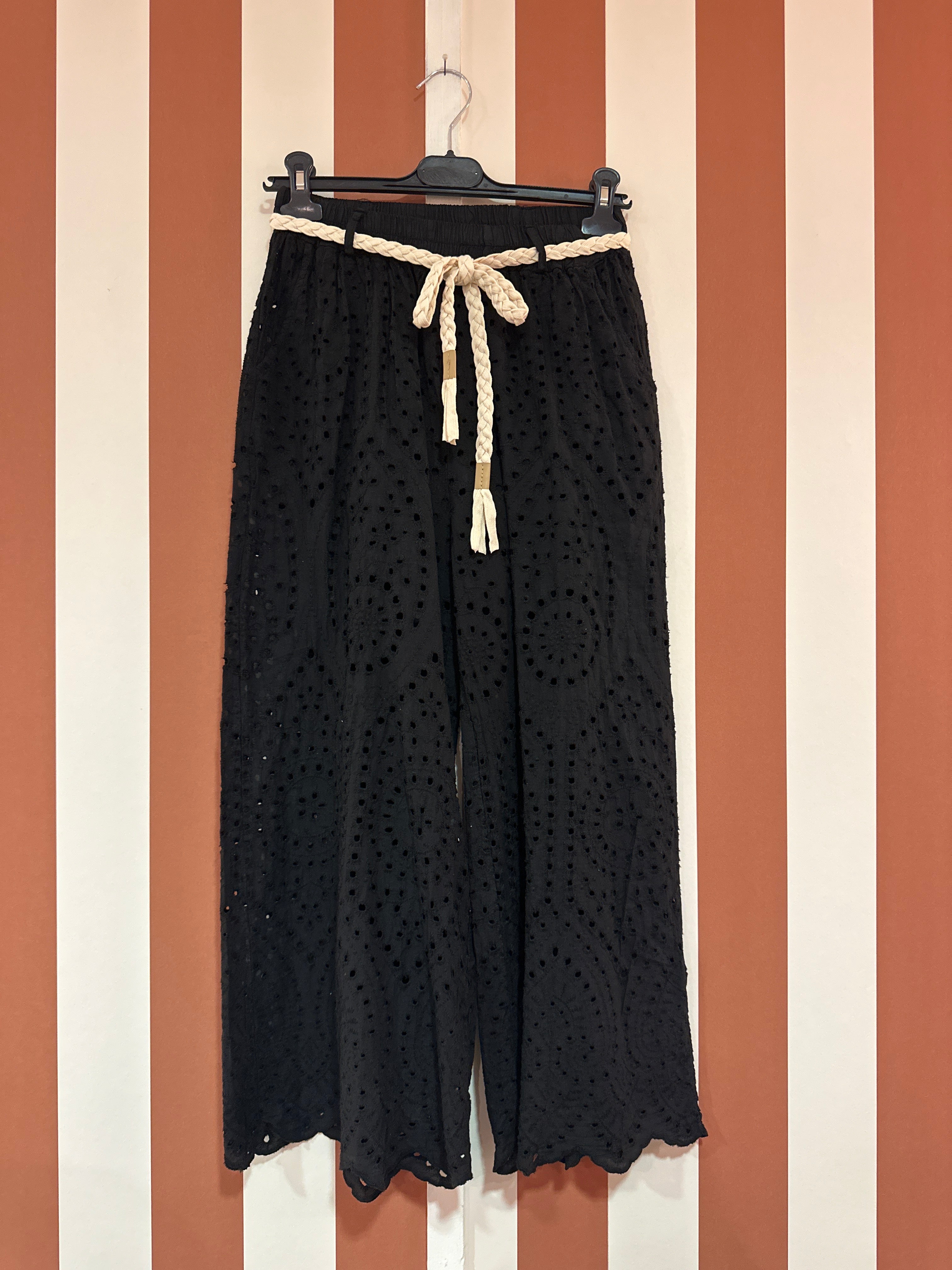 Pantalon Izïa en broderie anglaise noire