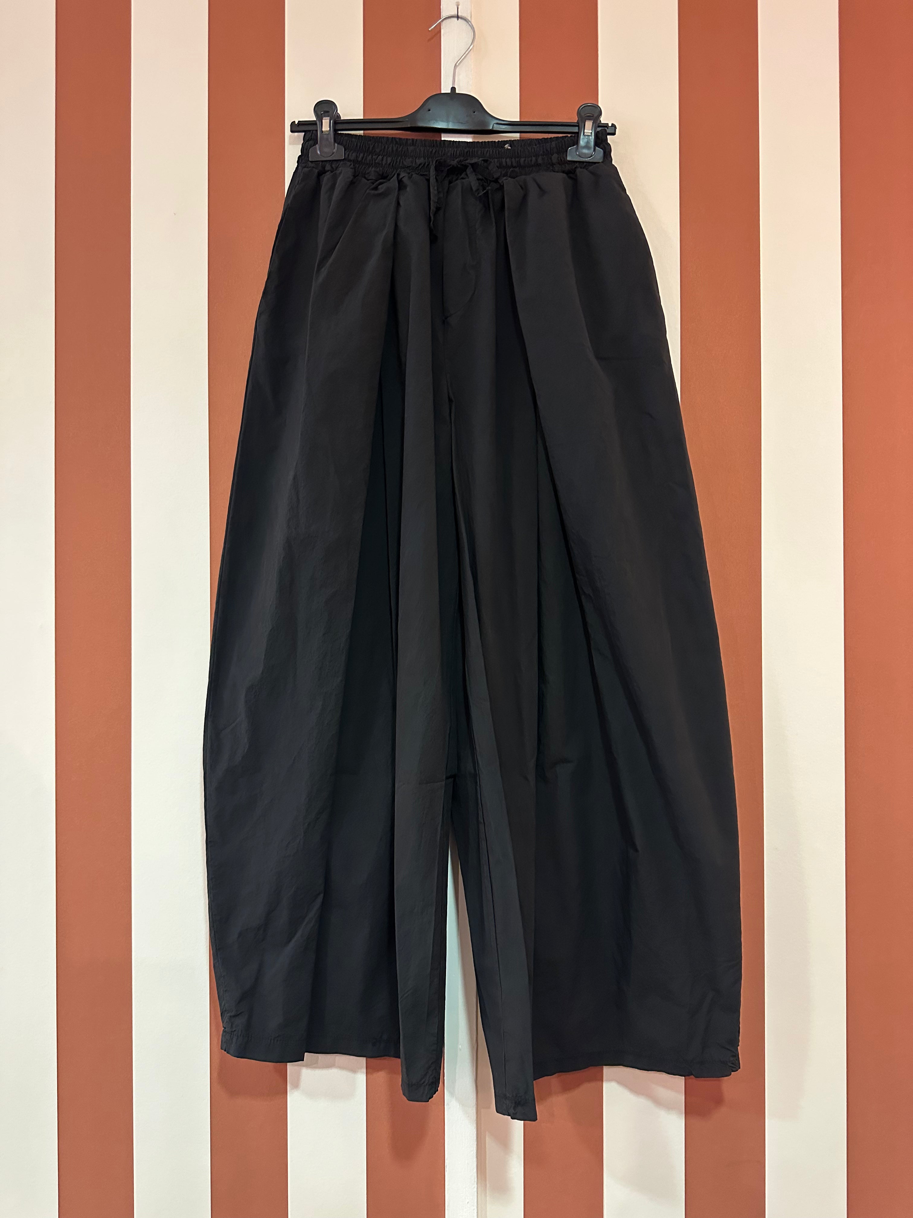 Pantalon Sergio en toile de coton noire forme large