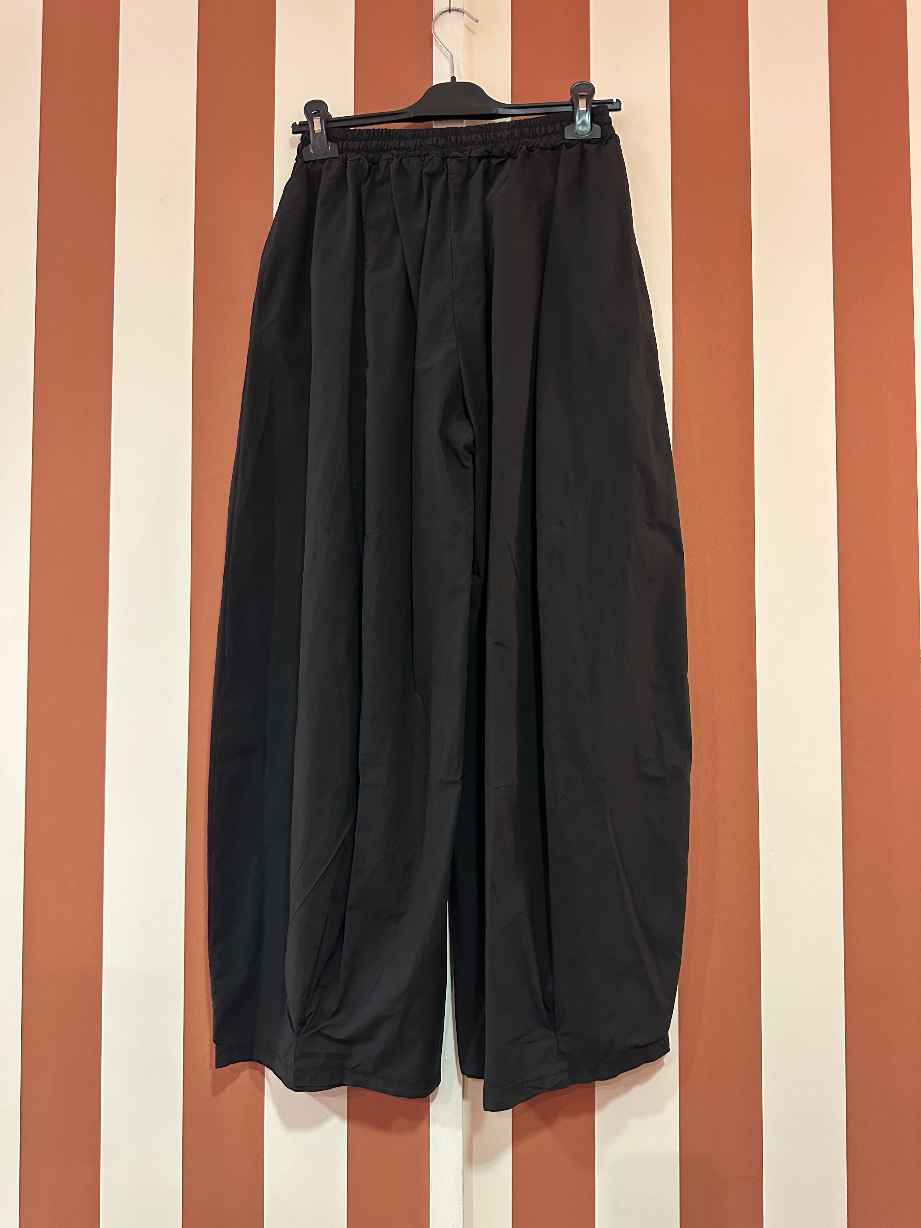 Pantalon Sergio en toile de coton noire forme large