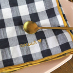 Serviette de table brodée Amour